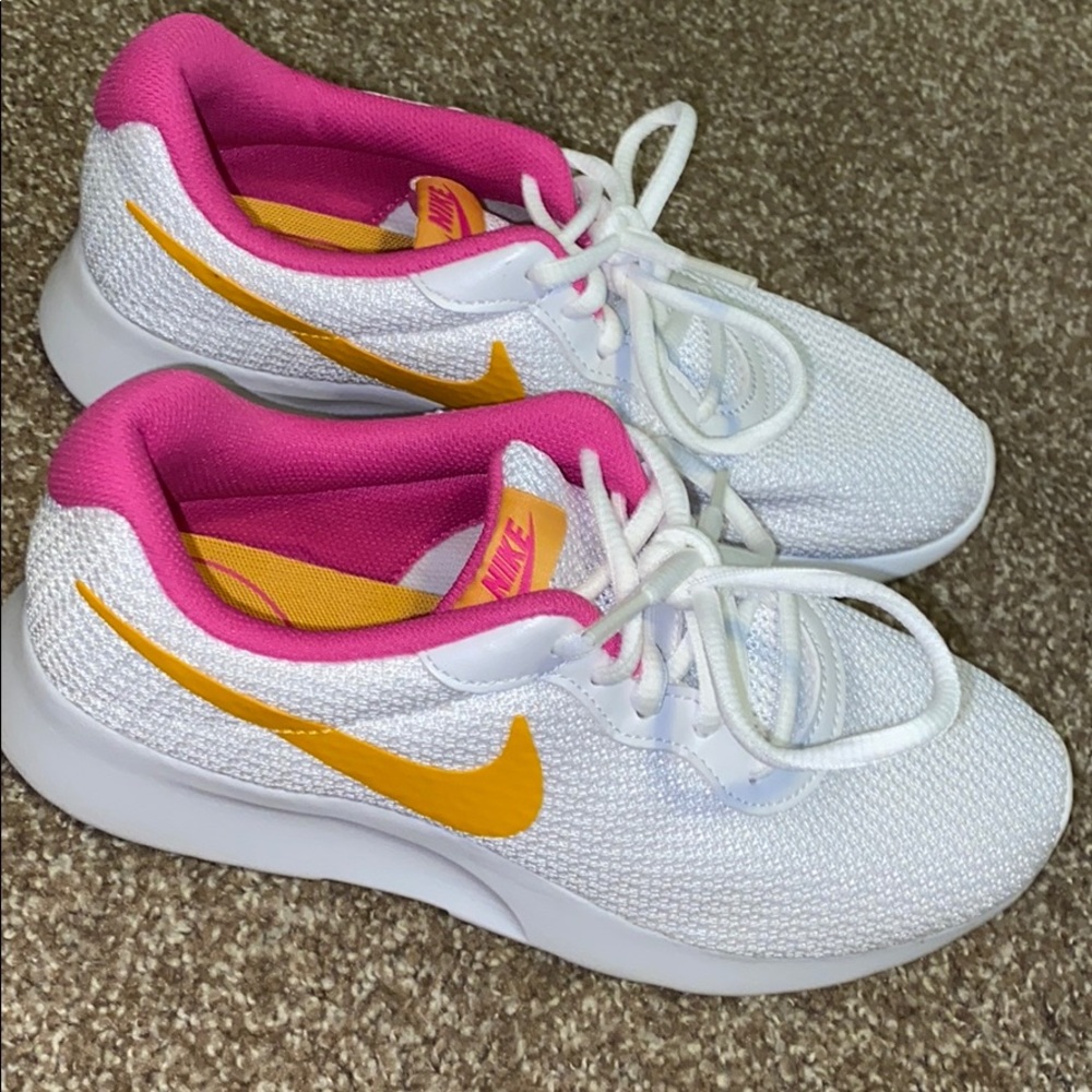 Nike tennis shoes roshes size 7, never worn